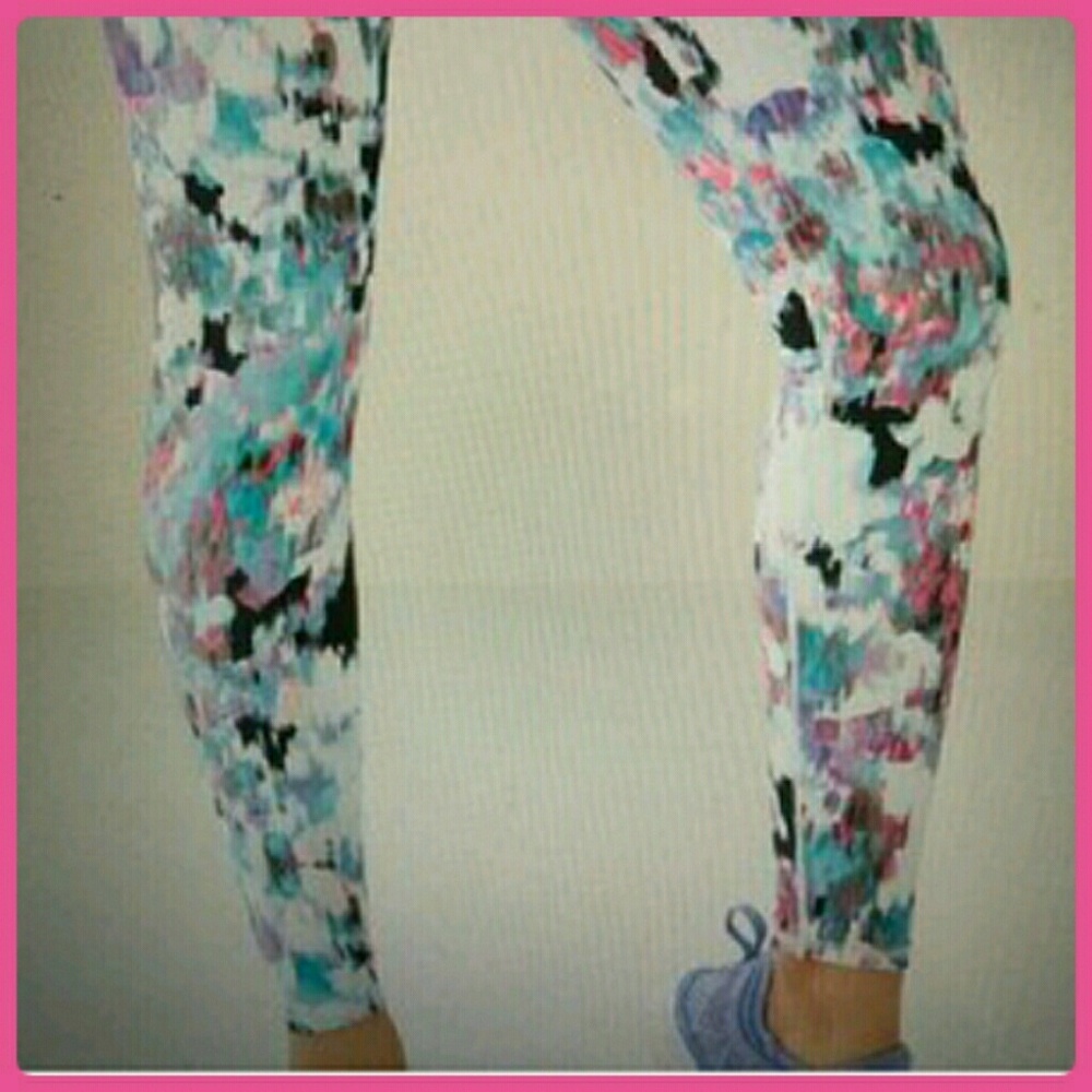 FABLETICS SALAR LEGGING-SHORT - Picture 3 of 8